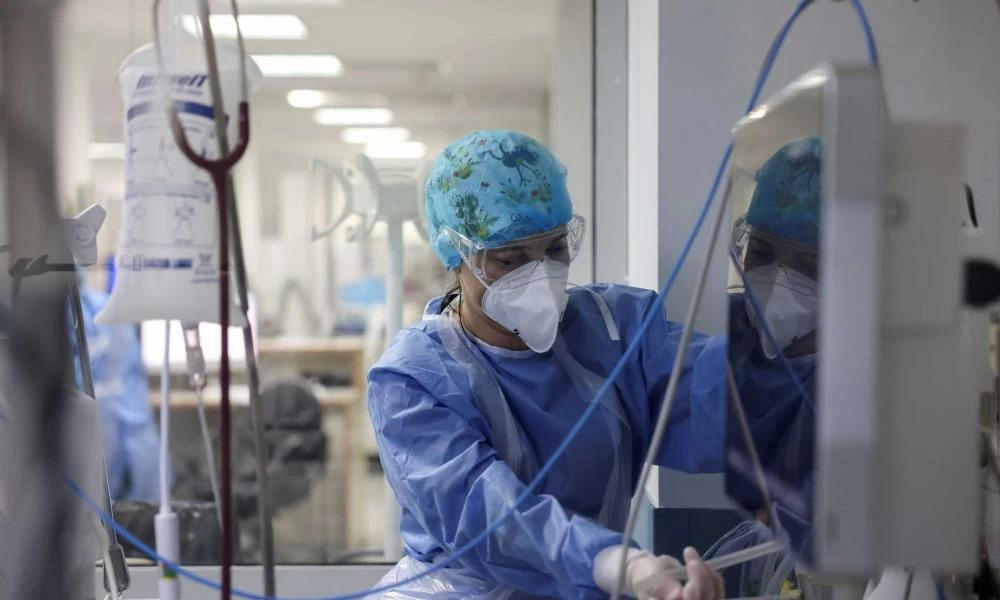 Συναγερμός στις ΗΠΑ: Νέα μετάλλαξη εντοπίστηκε σε οίκο ευγηρίας